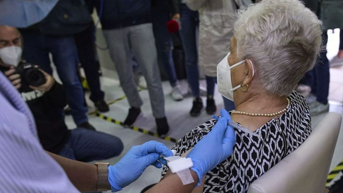 Vacunación frente al coronavirus a una anciana en una residencia. /  JESUS HELLIN