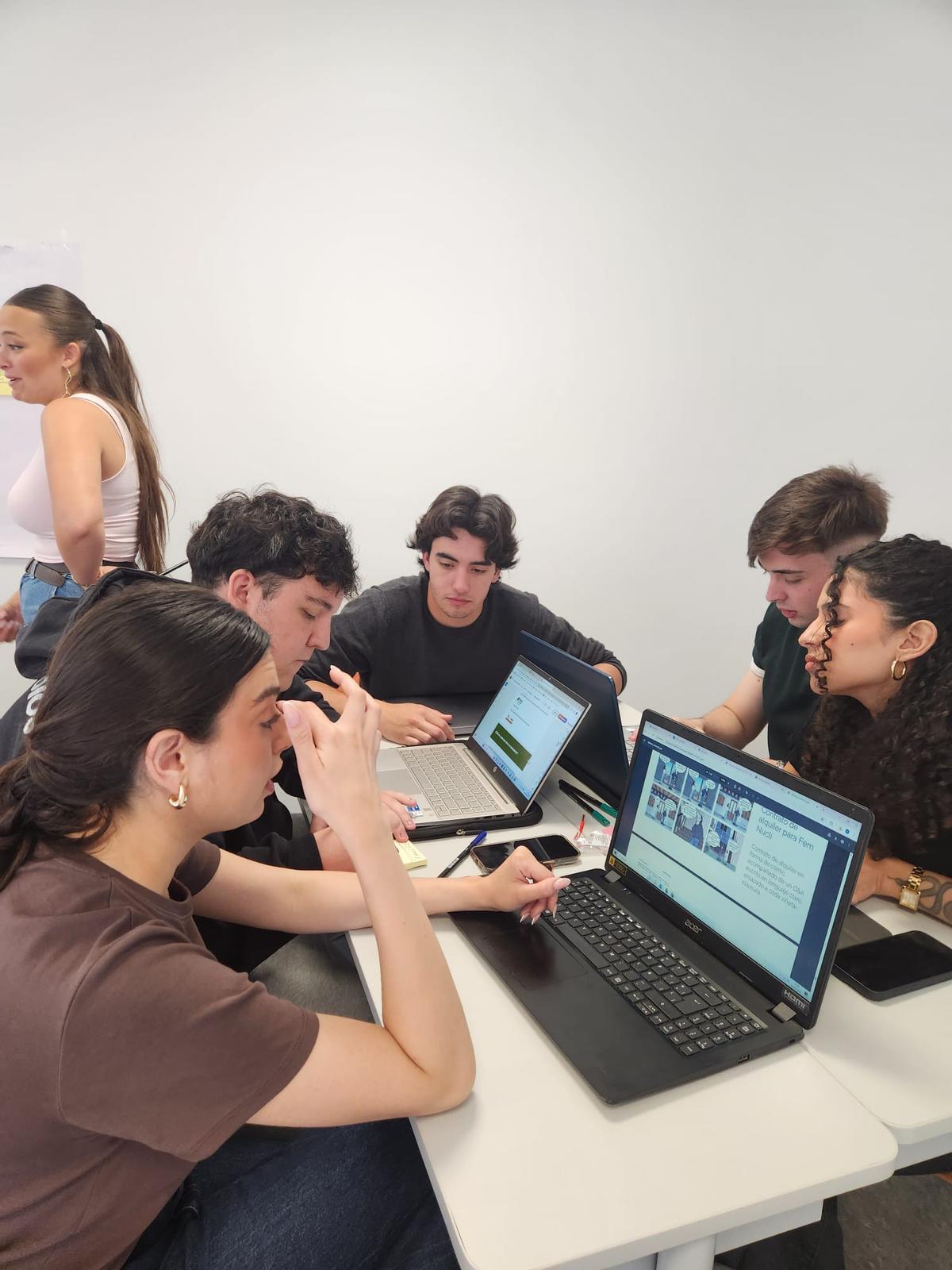 La profesora Lola Cano impulsa un proyecto de innovación docente centrado en acercar el Derecho a la ciudadanía.