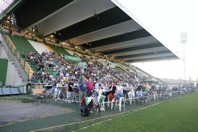 Los aficionados del Cacereño viendo a su equipo en el videomarcador del Príncipe Felipe