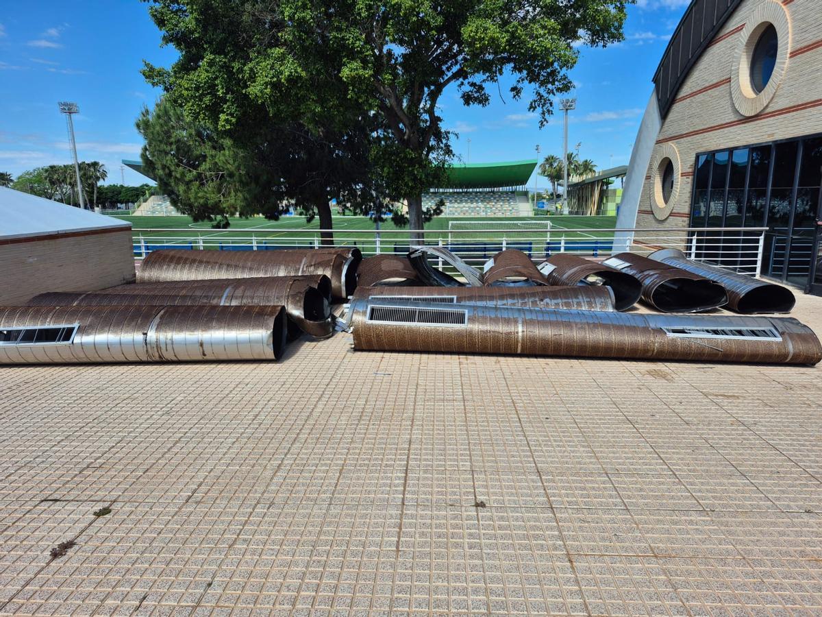 El conducto retirado de la piscina cubierta del Palacio de los Deportes