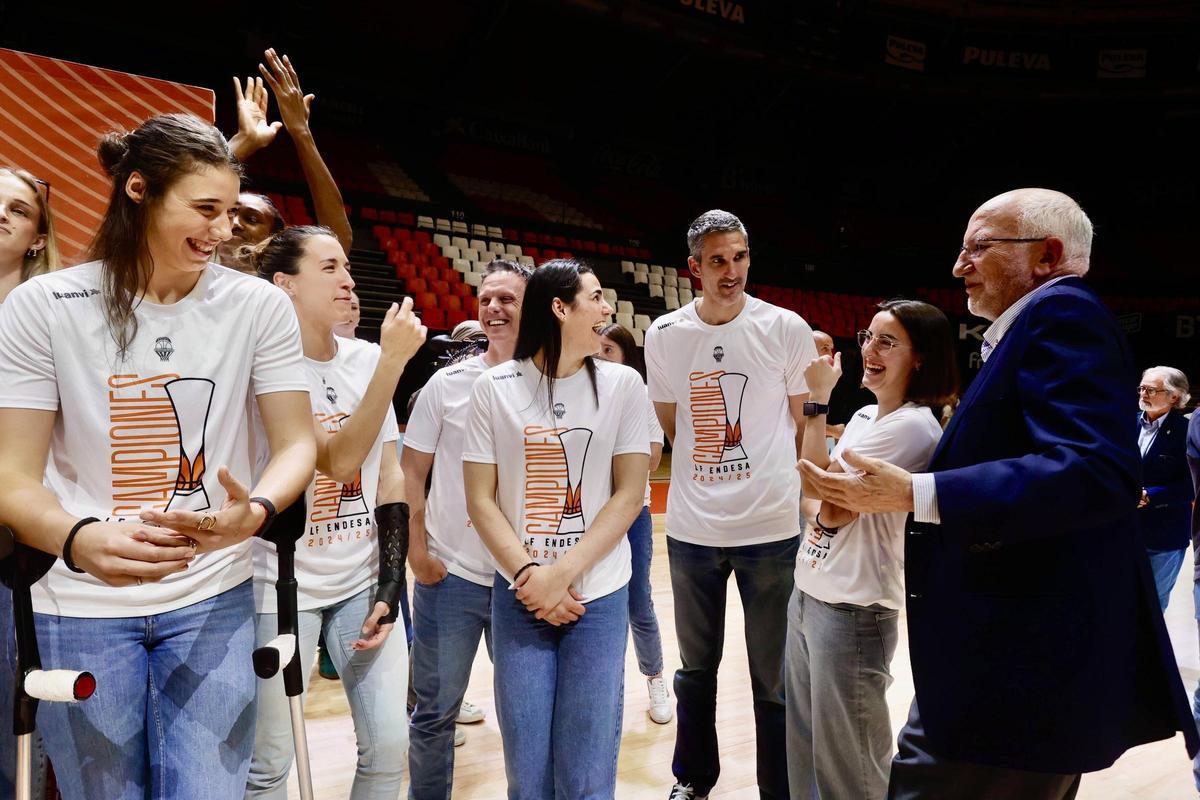Las jugadoras taronja hablan con Juan Roig en la pista durante las celebraciones