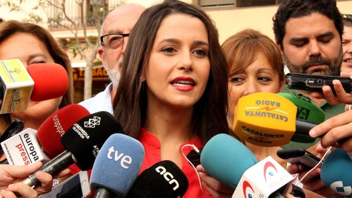 La candidata de Ciutadans, Inés Arrimadas, atiende a los medios en las fiestas de Sants.