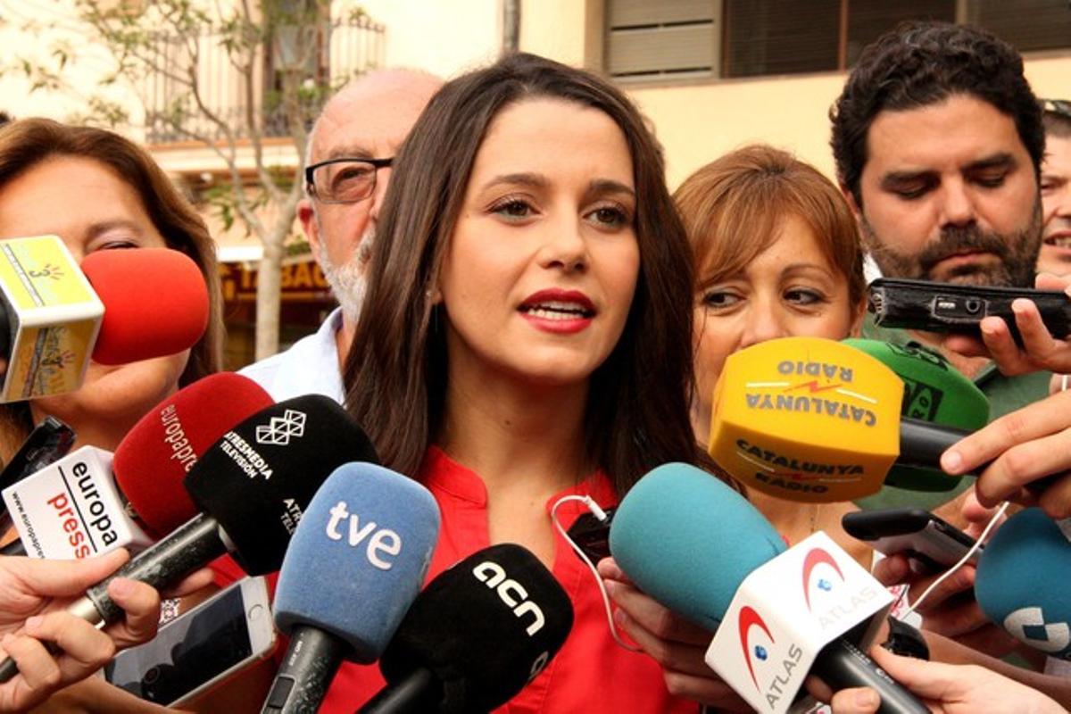 La candidata de Ciutadans, Inés Arrimadas, atén els mitjans aquest dijous a les festes de Sants.