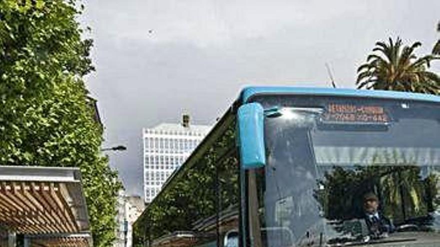 Bus metropolitano en la parada de Entrejardines.