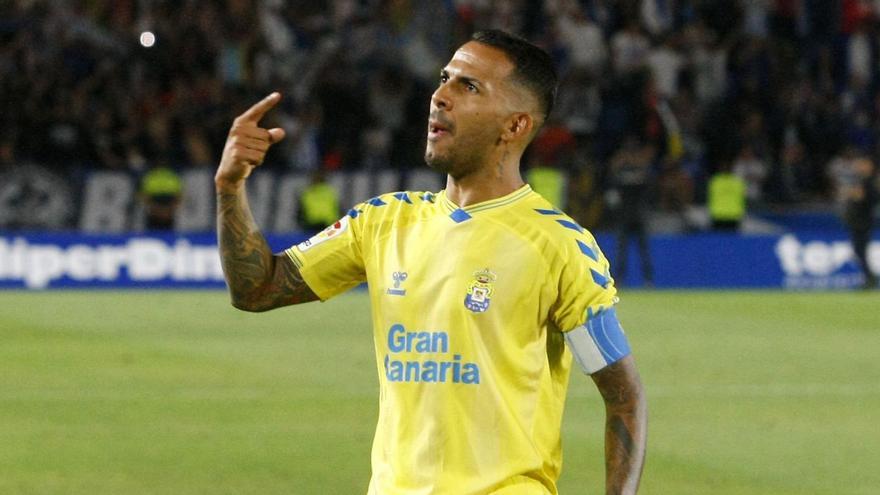 El capitán de la UD Jonathan Viera, al término del duelo de semifinales del playoff, se dirige a los fieles amarillos del Heliodoro. | | LP