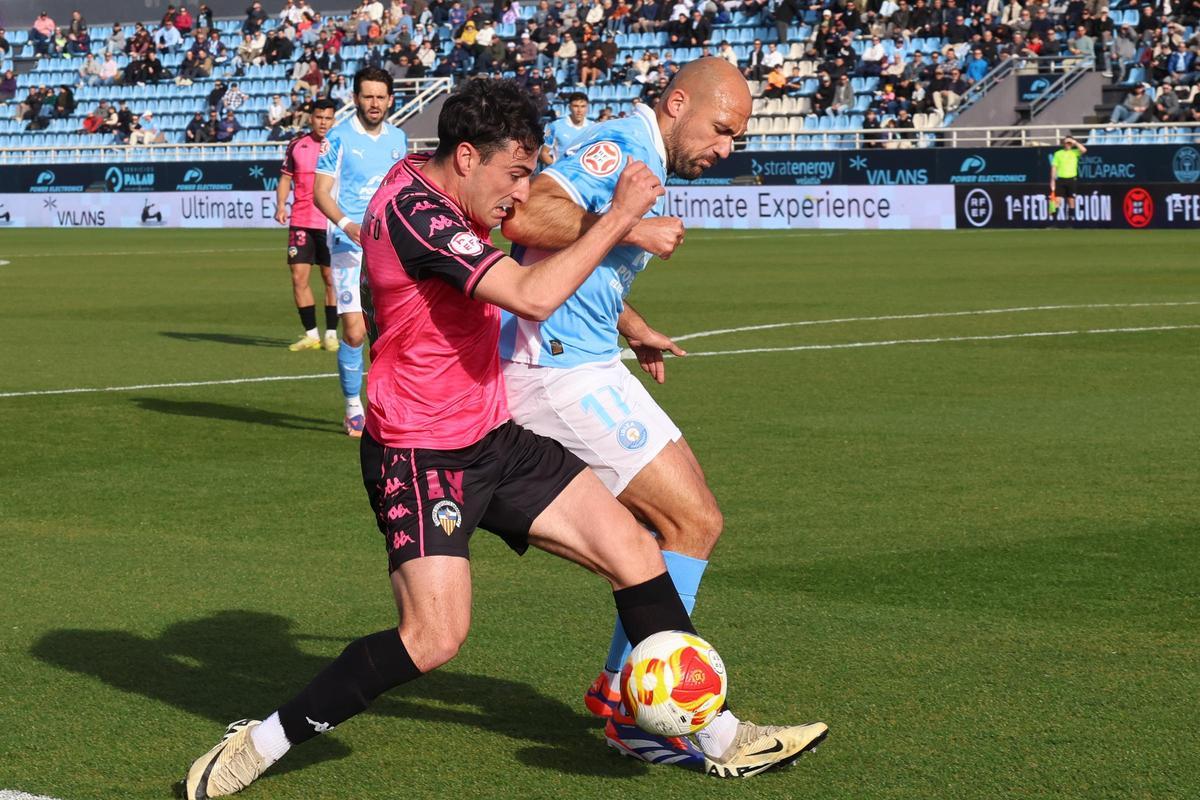 Unai Medina pugna el esférico en el partido entre la UD Ibiza y el CE Sabadell.