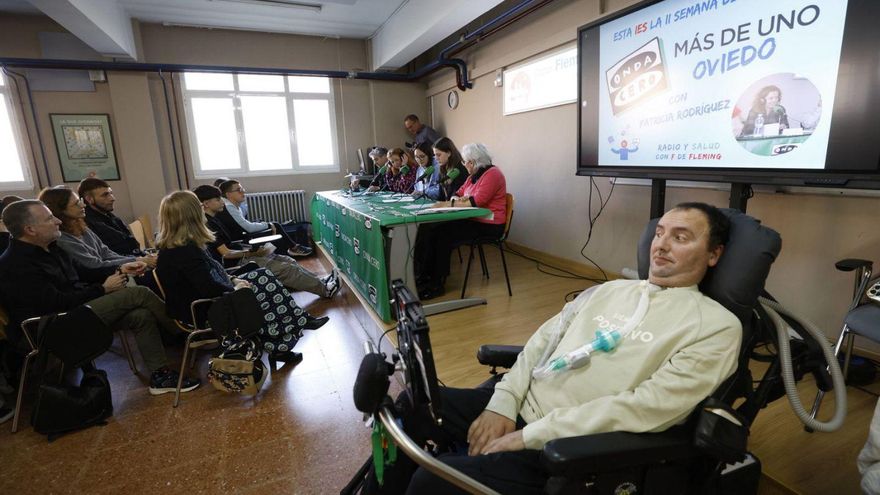 Capitán, en primer término, junto a invitados y público congregado en el IES Doctor Fleming. | MIKI LÓPEZ