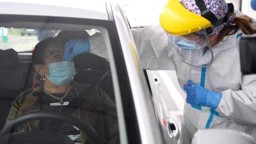 Un profesional sanitario realiza una prueba PCR en A Coruña.