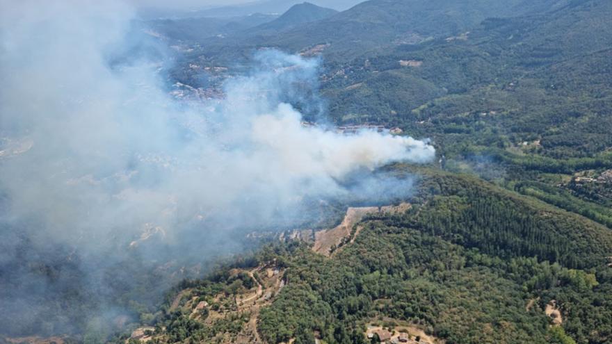 Un incendi a Arbúcies obliga a confinar un càmping i a evacuar dues urbanitzacions