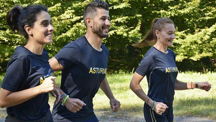 Tres corredores lucen la camiseta técnica de Asturias.