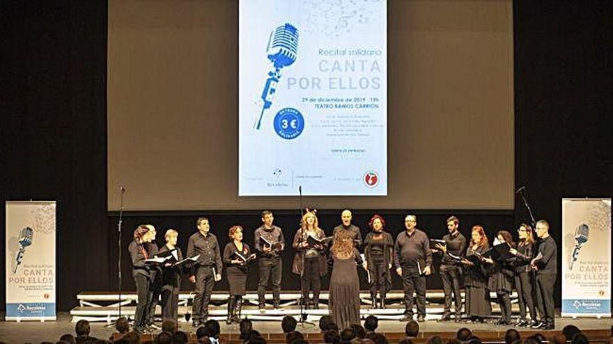 Actuaciones en el recital &quot;Canta por ellos&quot;, en el escenario del Teatro Ramos Carrión.