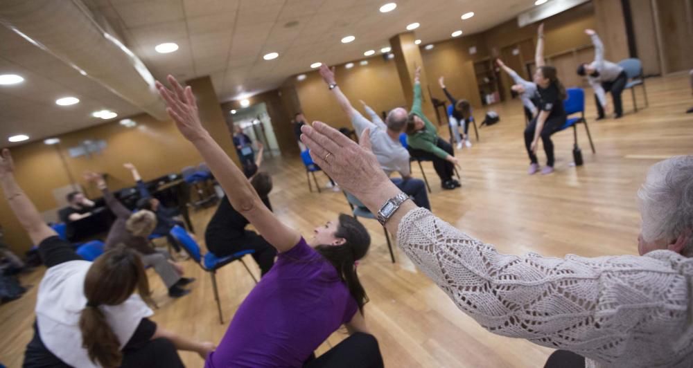 Bailarines de la compañía neoyorquina de Mark Morris imparten una clase en Oviedo para mejorar el equilibrio y la flexibilidad de enfermos con temblores