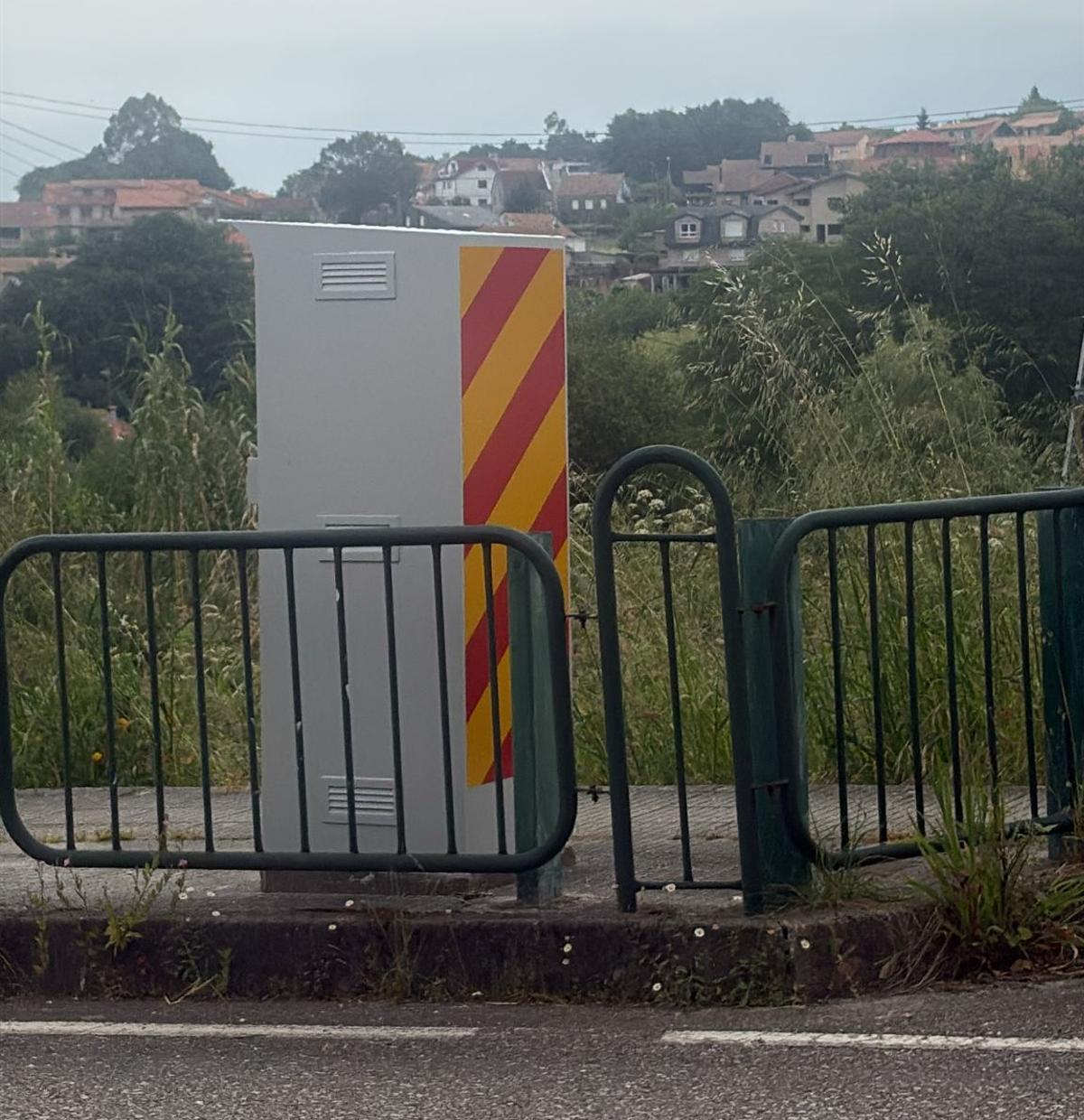 El Concello ha reparado y señalizado algunas de las viejas cabinas blancas de radar, como la de la avenida de Castrelos.