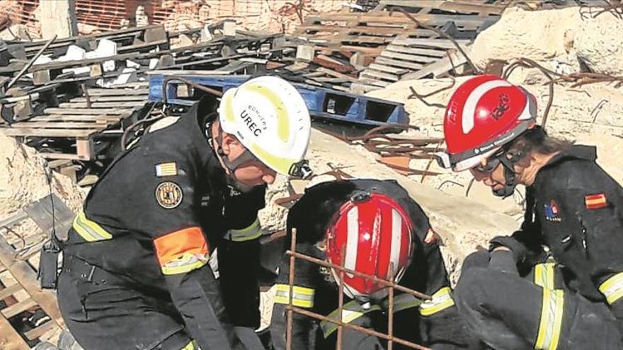 perros y víctimas SIMULAn un seísmo eN ALGEMESÍ