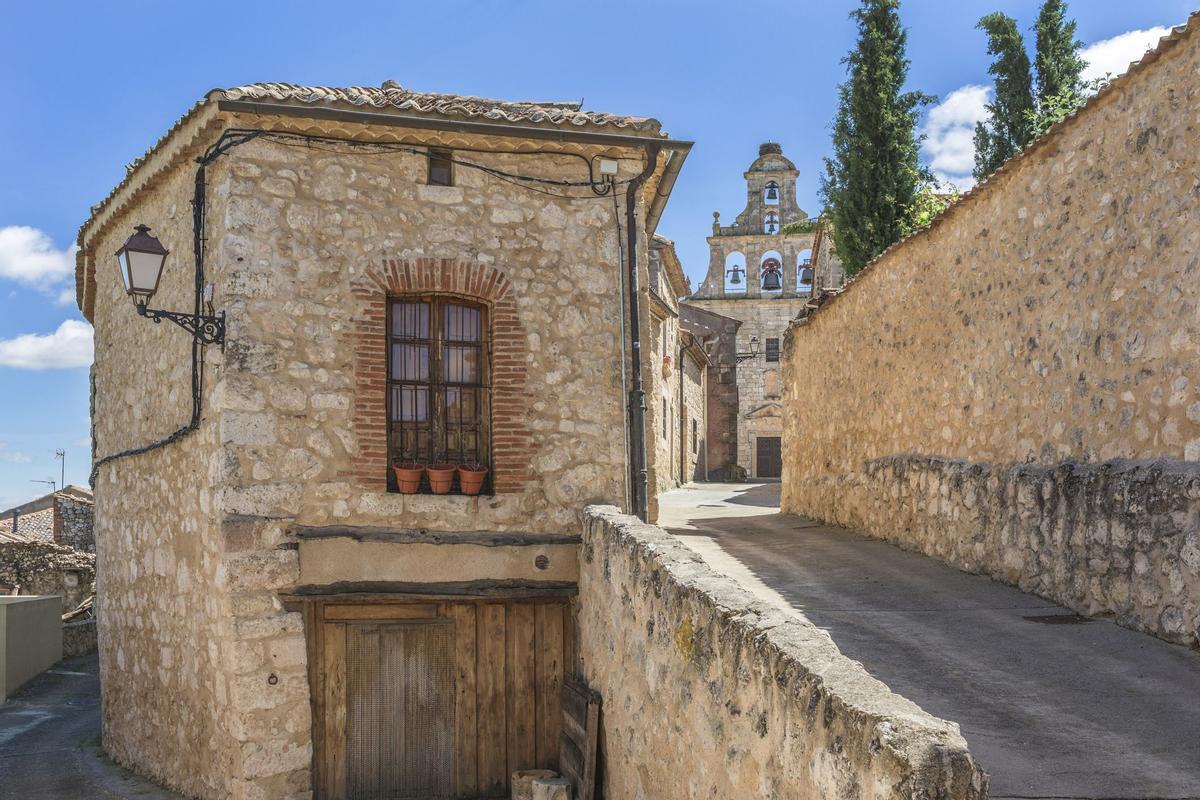 Casa con ermita de Maderuelo al fondo (Segovia)