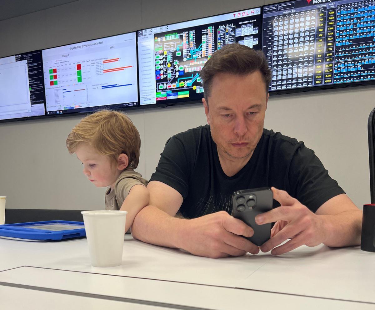Fotos de Elon Musk para el tema de su biografía.