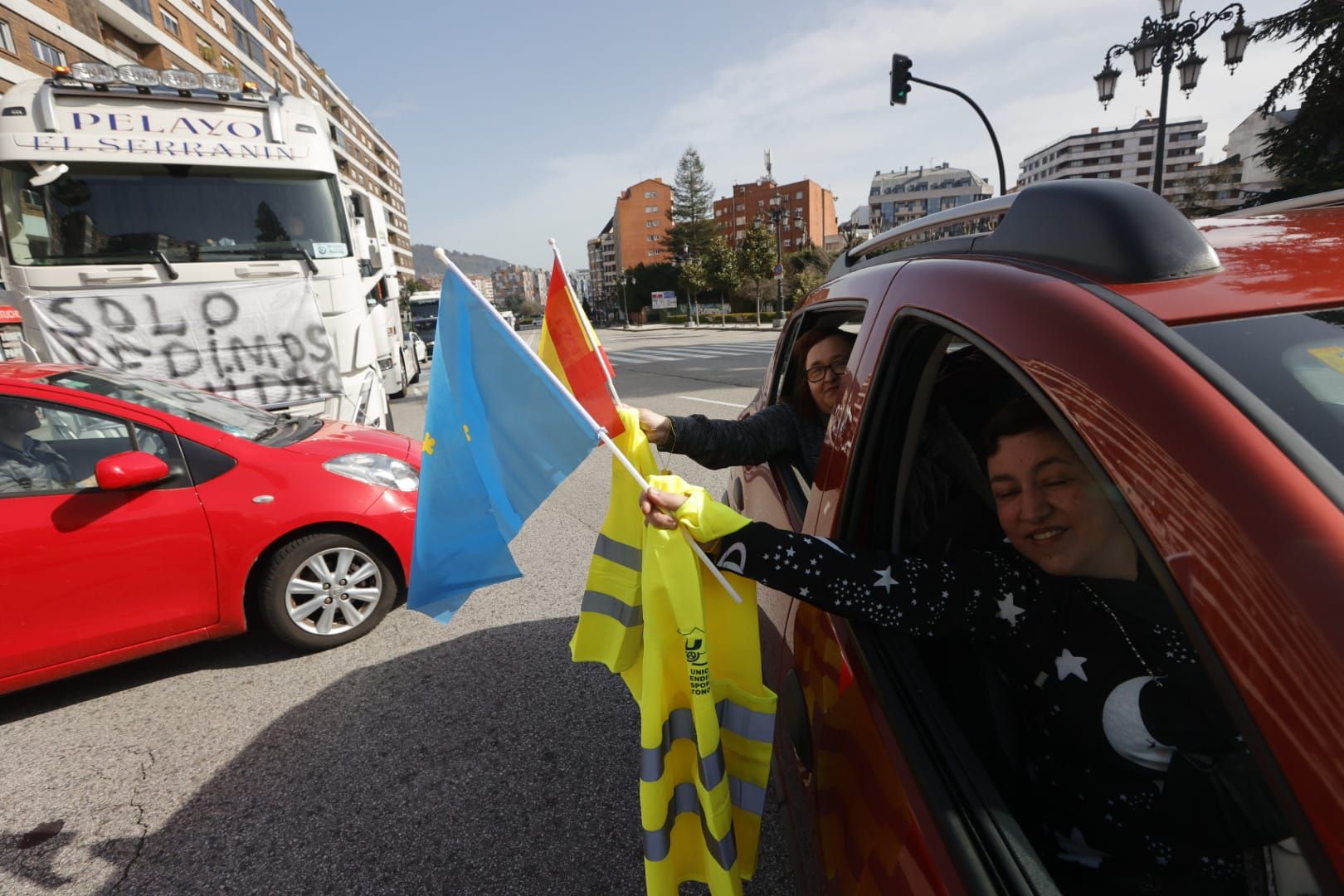 EN IMÁGENES: Los transportistas inundan las calles de Oviedo de camiones para visibilizar su protesta