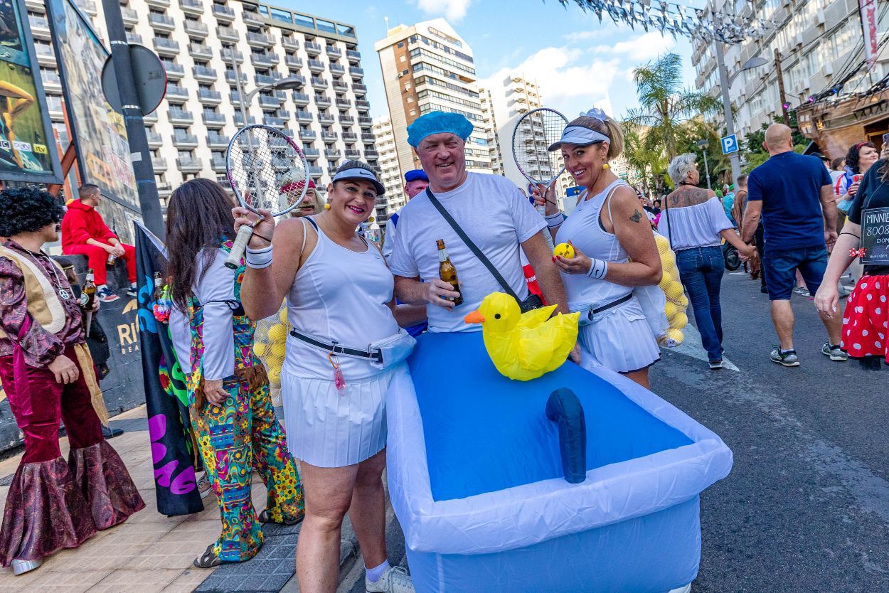 Los británicos desafían a la lluvia y celebran su "Fancy Dress Party" en Benidorm