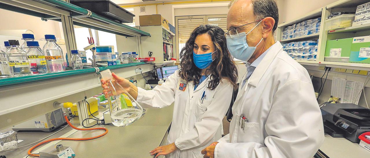 Marta García y Antonio Ferrer, en el laboratorio del Idibe