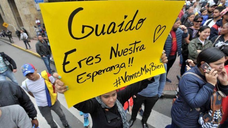 Cerca de 200 venezolanos le manifiestan su apoyo a Guaidó en Bogotá