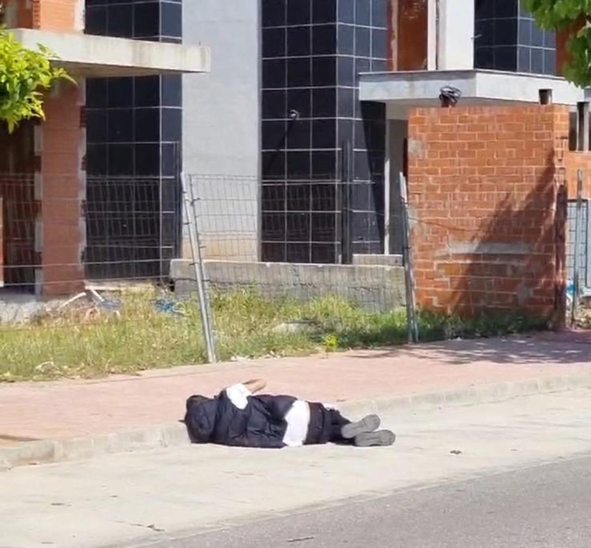 Una persona durmiendo en la calle en la dominada por los okupas en Orpesa.