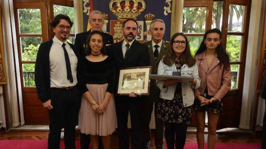 Los galardonados ayer en la Subdelegación de Defensa. // G. Santos