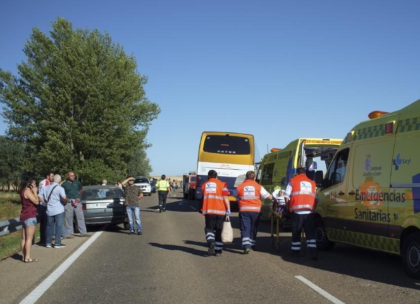 Accidente entre un autobús y un tractor en Fuentes