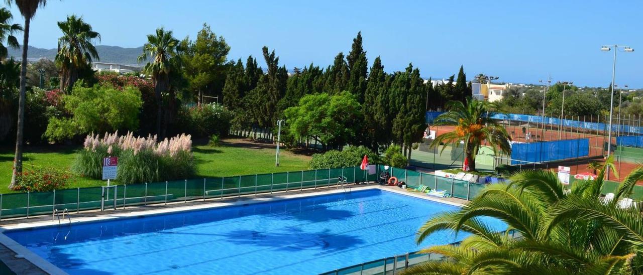 Vista aérea de la piscina y las pistas de tenis del Ibiza Club de Campo, situado en la zona de sa Carroca, en Sant Jordi. | ICC