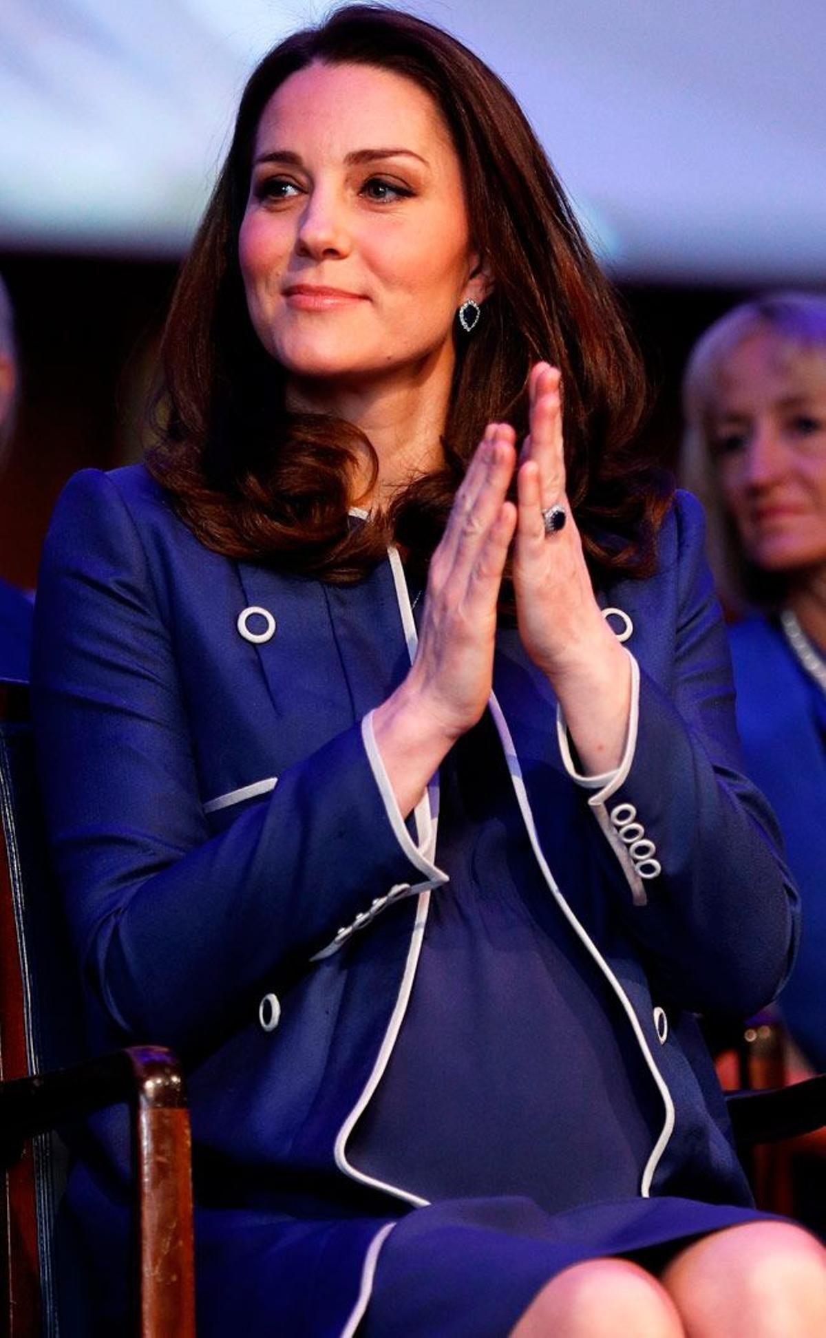 Kate Middleton con conjunto de Jenny Packham en su visita al Royal College of Obstetricians and Gynaecologist