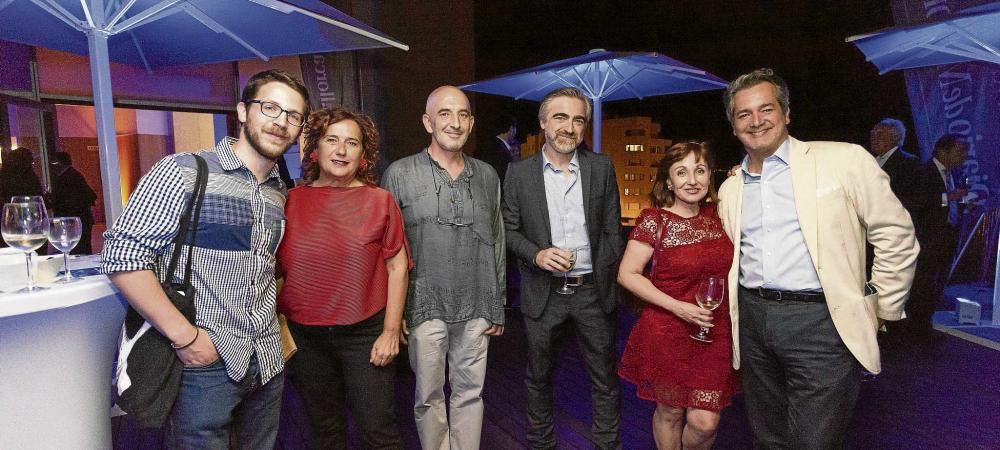 El periodista Alejandro Alcolea, junto a la galerista Jero Martínez; el pintor y arquitecto Joan Soler, Manel Domingo, de la Maior, y Nekane Aramburu, directora del Baluard Museu d’Art Modern i Contemporani de Palma, y el galerista Xavier Fiol.