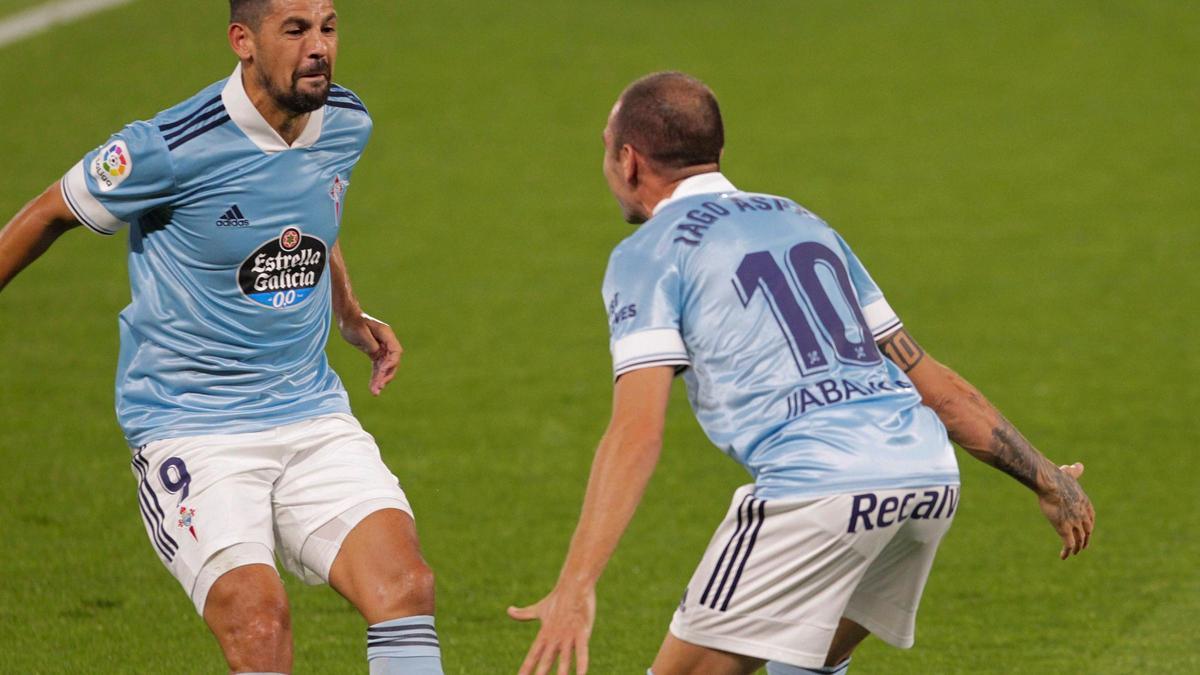 Iago Aspas celebra con Nolito su primer gol al Valencia.