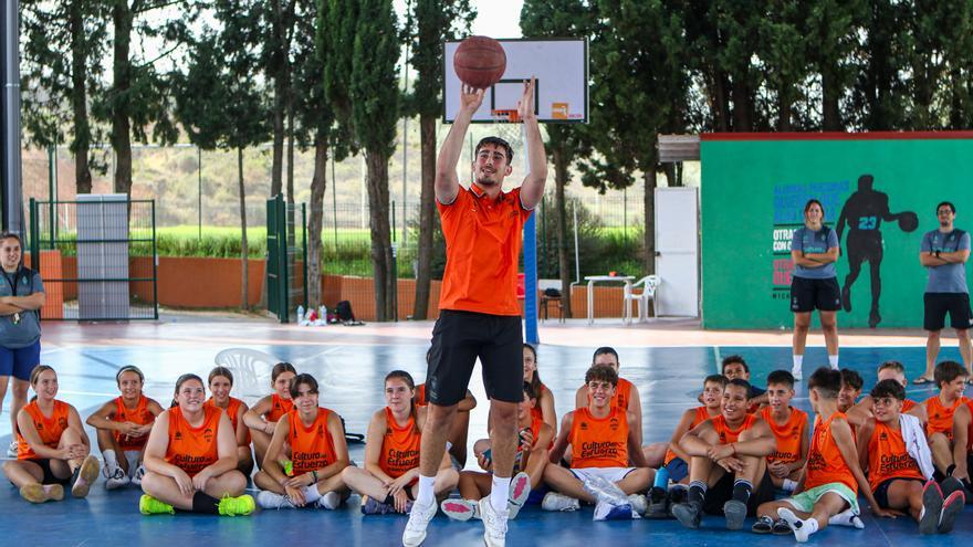 Guillem Ferrando visita el Campus de Verano del Valencia Basket