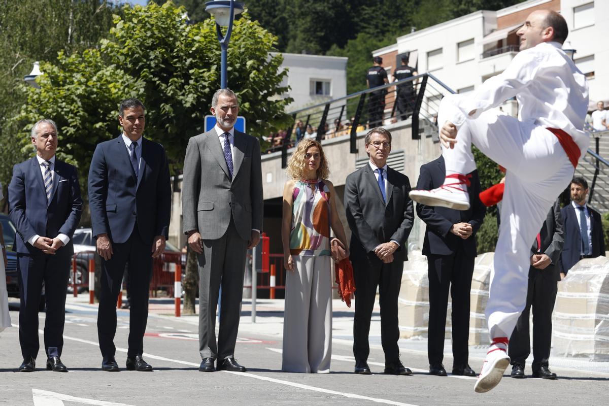 El rey Felipe VI, Pedro Sánchez, Iñigo Urkullu, Alberto Nuñez Feijóo y Meritxell Batet, durante el homenaje.