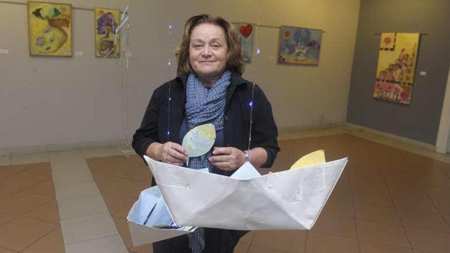 La artista Lola España, con su obra en la exposición.