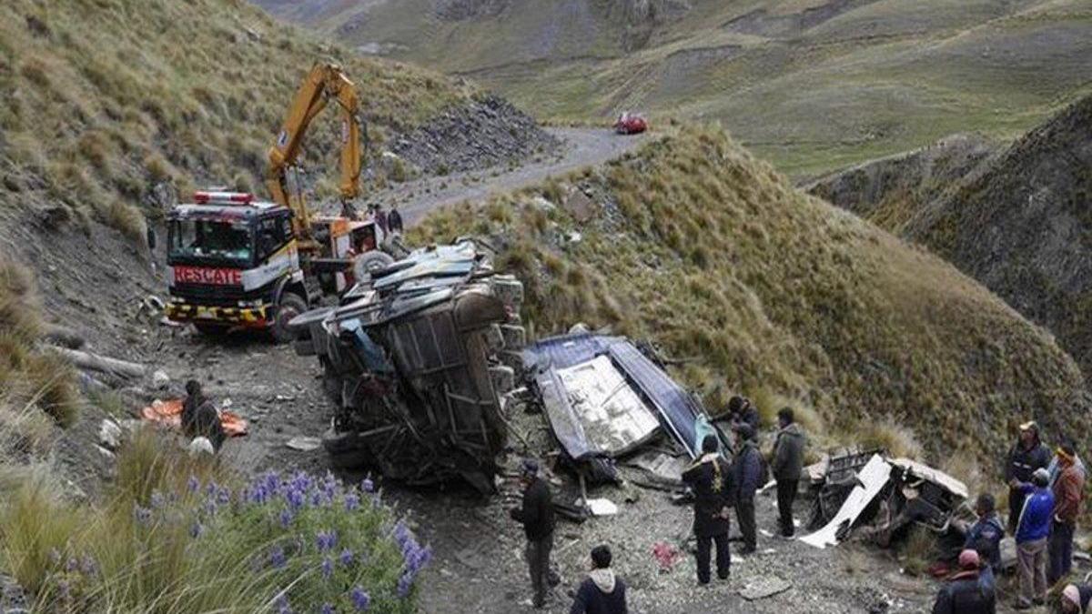 Al menos 19 muertos al caer un autobús por un barranco en Bolivia