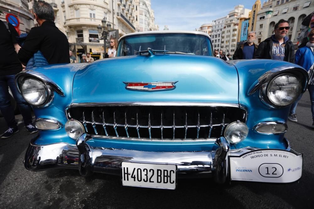 Salida de la ronda fallera de coches antiguos desde la plaza del Ayuntamiento de València.