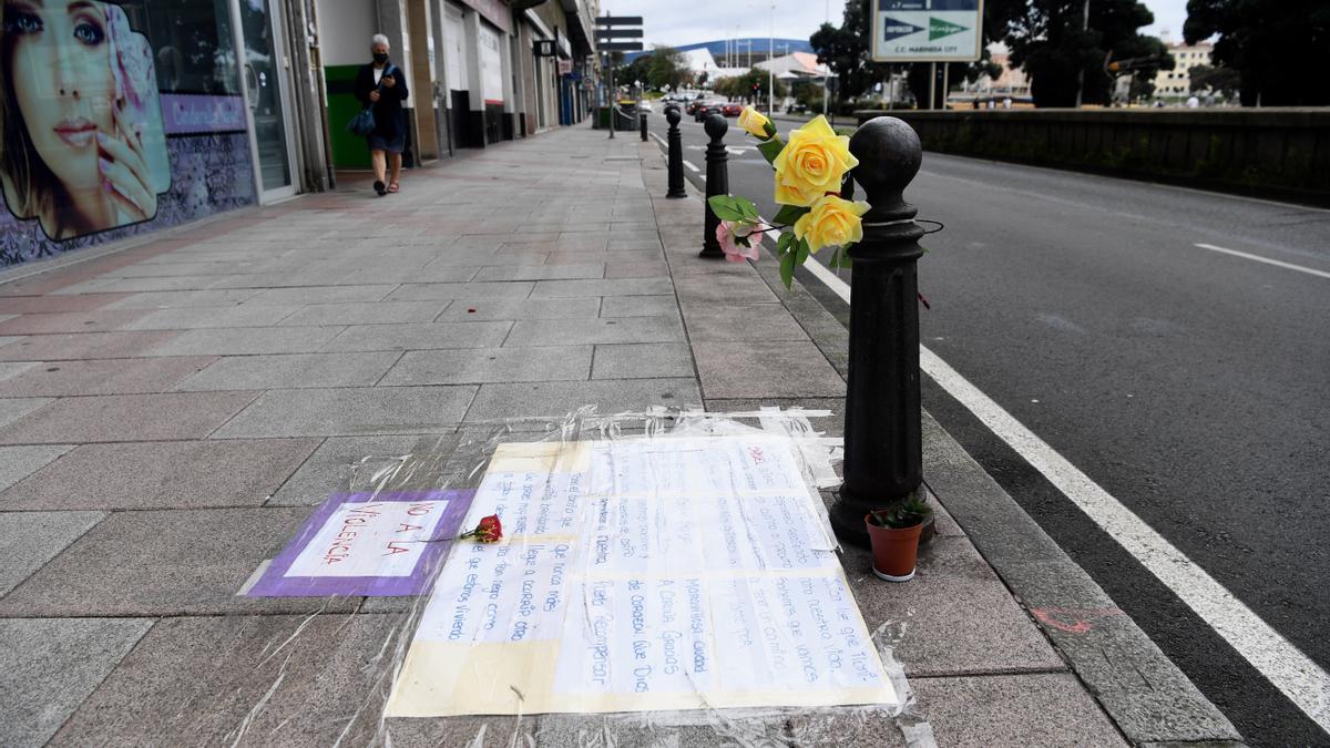 Amigos del fallecido colocan velas y flores en el lugar donde murió el joven coruñés.