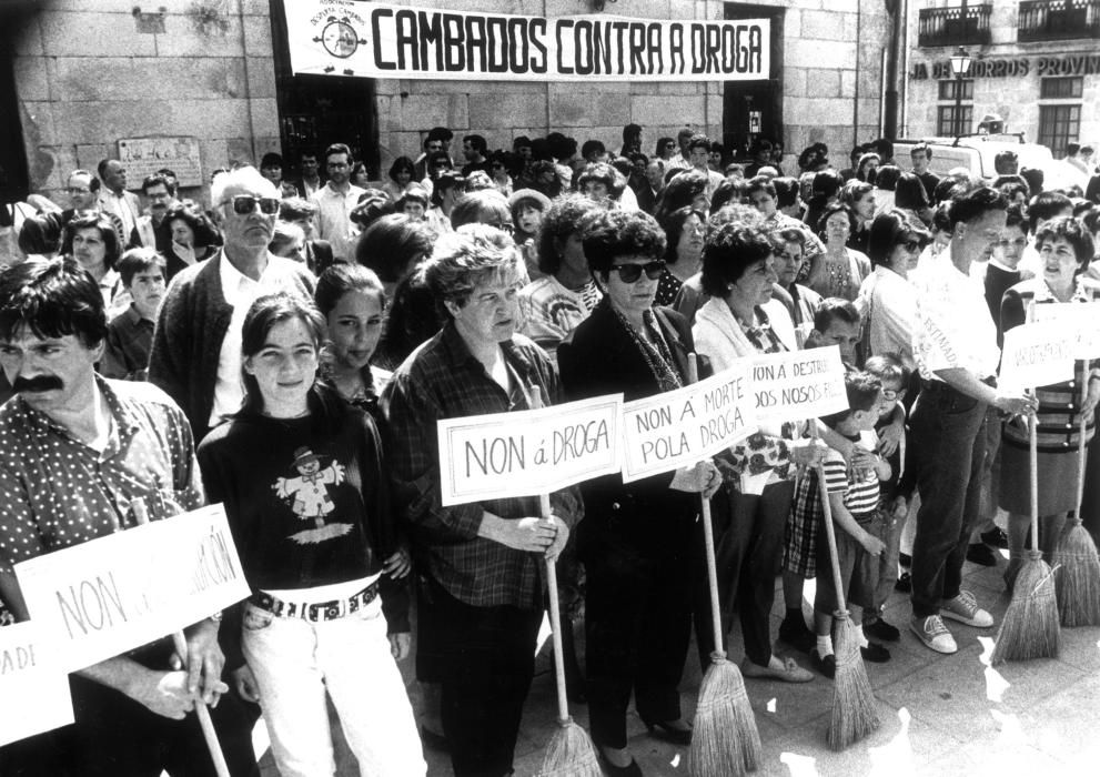 Los primeras asociaciones de lucha contra la droga nacieron a mediados de los 80, pero su batalla no empezó a ganar visibilidad hasta principios de los 90. En la imagen, una manifestación celebrada en octubre de 1993 en Cambados, convocada por Desperta.