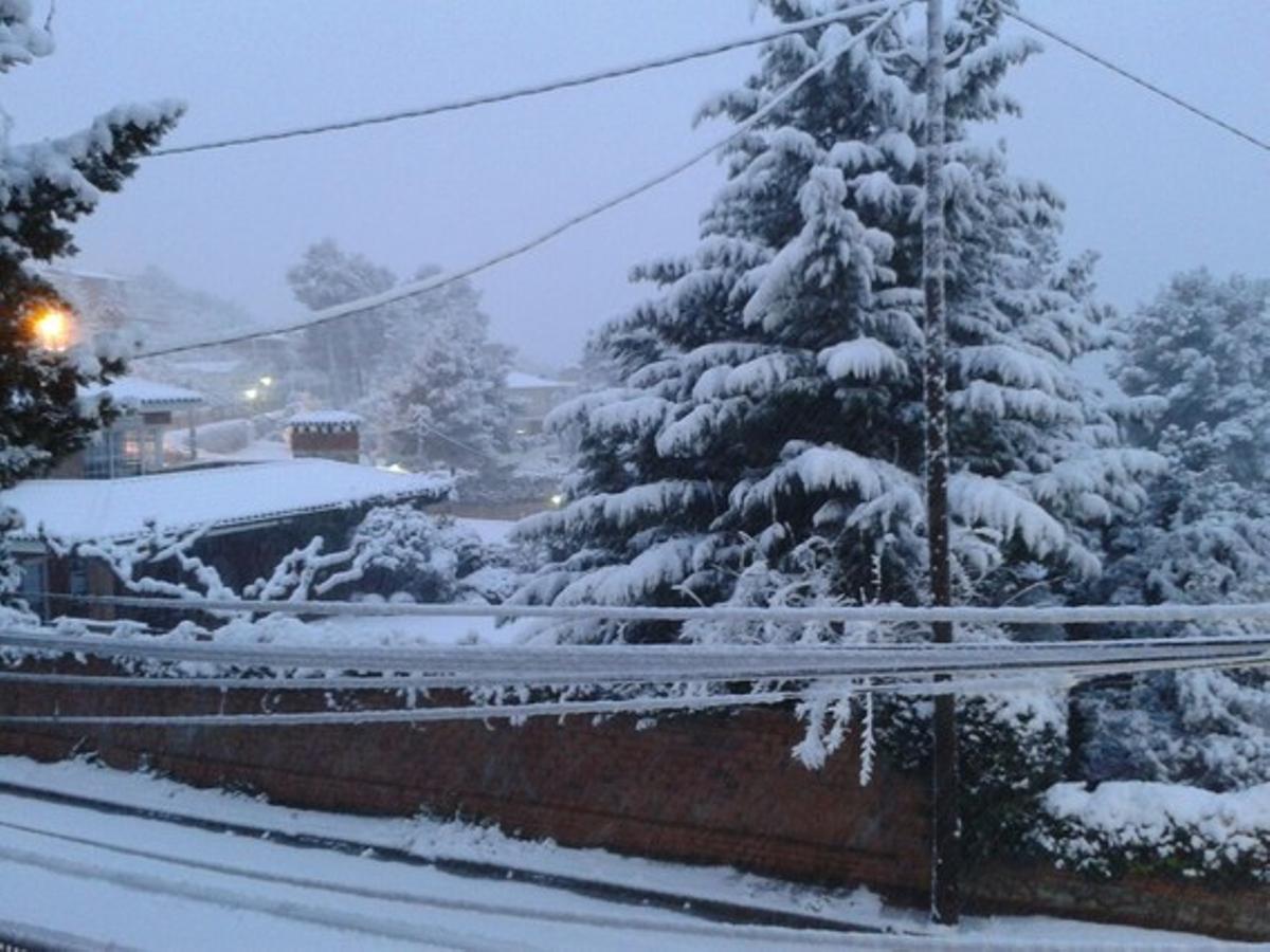 Nieve en la urbanitzación Puigmontmany, en Cervelló (Baix Llobregat), esta mañana.