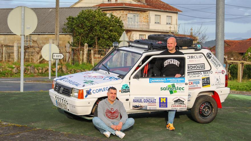 Santiago Serantes y Elías Barreiro, ayer con su coche.