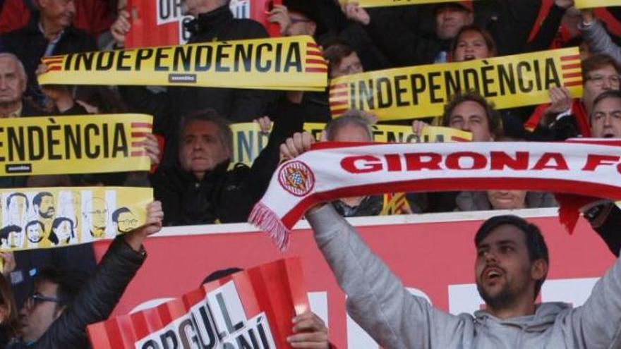 Aficionats del Girona a Montilivi amb missatges d&#039;independència i de suport als presos | Marc Martí