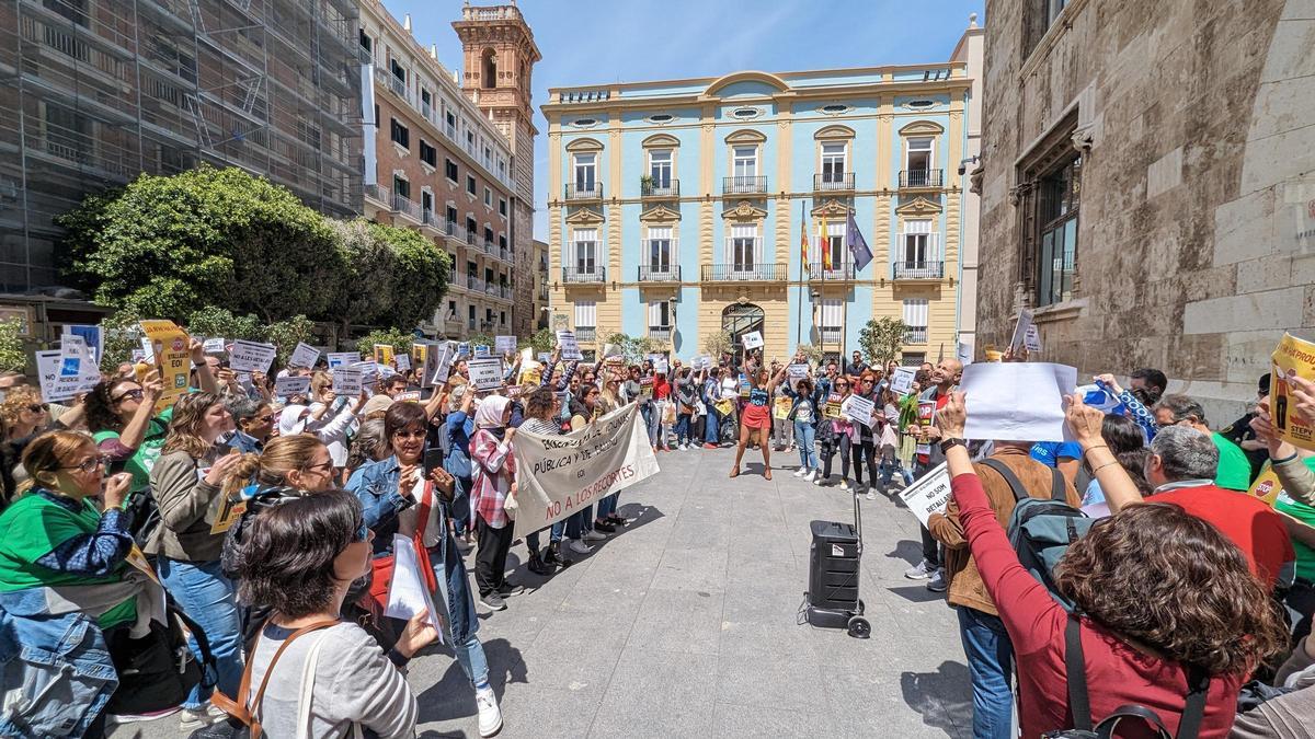 Protesta de docentes de la EOI de Saïdia por los recortes en Educación.