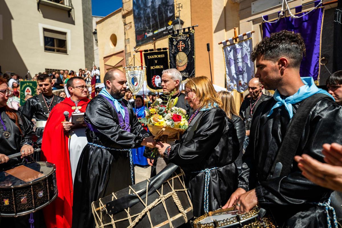 Entrega del ramo de flores a la viuda del homenajeado, Lucía Branchat.