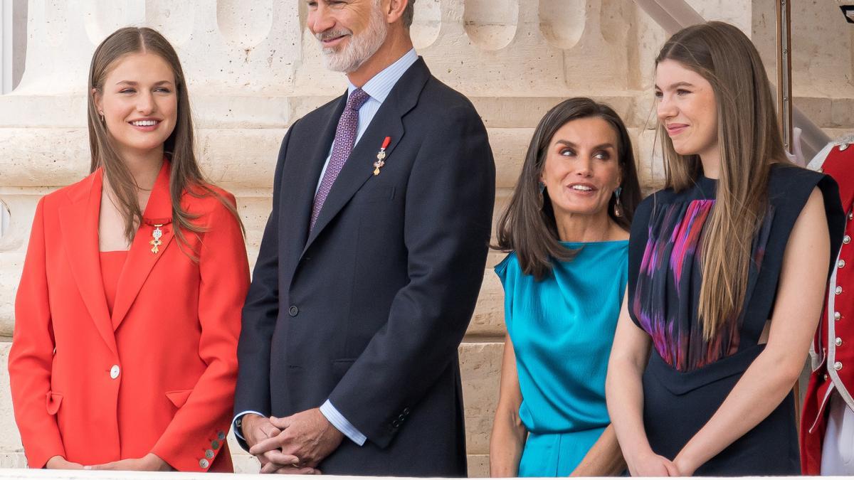 Los Reyes, Felipe VI y Letizia, acompañados de la Princesa de Asturias y la Infanta Doña Sofía  asisten al relevo solemne de la Guardia Real, con ocasión del X aniversario de la Proclamación de Su Majestad el Rey