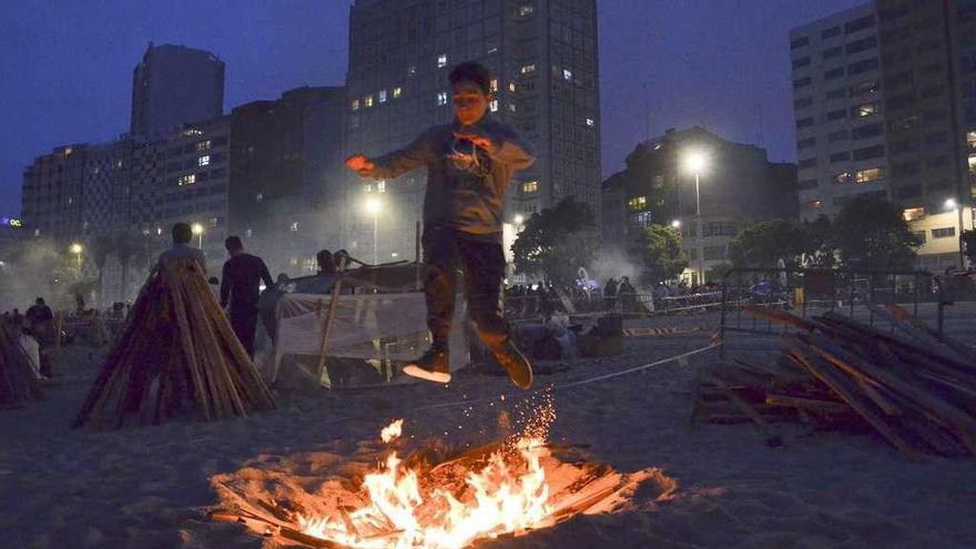 Un chico salta una hoguera en la noche de San Juan del año pasado.