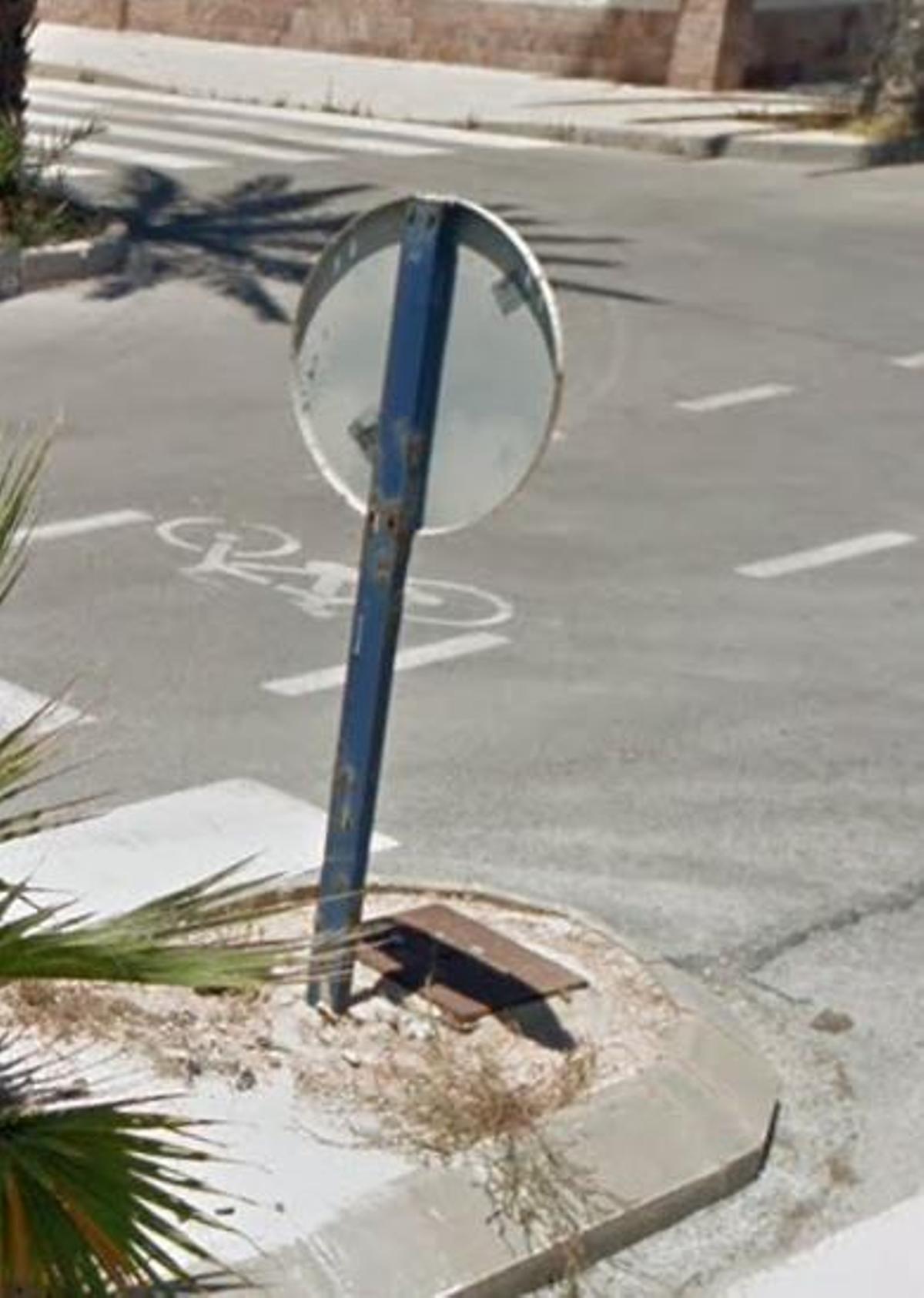 Señal de tráfico deteriorada en la avenida