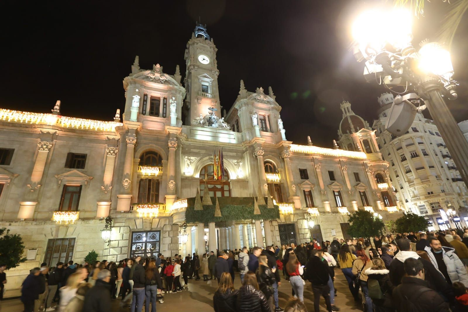 El centro de València, a reventar de gente por la decoración de Navidad