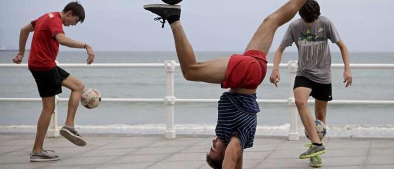 Dos jóvenes gijoneses y uno de Pola de Siero se preparan para participar en el campeonato de España de "freestyle"