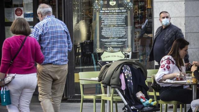 Publicidad de un menú de Nochevieja en un restaurante de Alicante. | PILAR CORTÉS