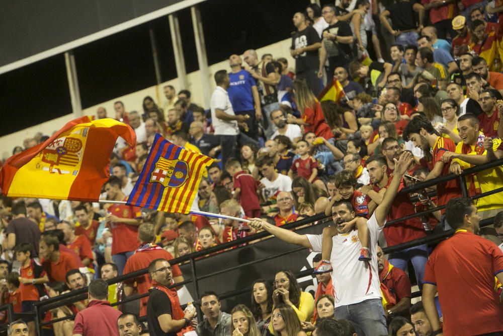 Miles de aficionados no han querido perderse el partido de la Roja